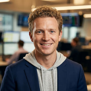 Fotografía de perfil de Ryan Brooks, que aparece como analista principal de trading en Álamo Rendecto